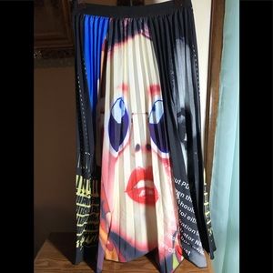 Wish Face Illustrations pleated knee length skirt.